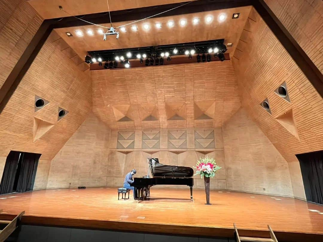 福間洸太朗さんのインスタグラム写真 - (福間洸太朗Instagram)「On February 10th, I gave a recital at the Kokubunji Izumi Hall in my (old) hometown in Tokyo. I have played there more than 20 times, but this time, it was quite special because I selected the brand new Steinway Piano for the hall last December and played on it!  May this piano be beloved for a long time and bring happiness to those who play & listen to it.🙏  かなり前の話になってしまいますが、2月10日に国分寺いずみホールでリサイタルをいたしました。私の故郷である国分寺のこのホールでは、恐らく20回以上演奏してきていますが、今回は私がセレクトした新スタインウェイ・ピアノのお披露目の演奏会ということで特別な機会でした。  ちなみに12月のピアノ選定時には、ローカルTVの取材が入り、You Tubeでもご覧いただけます。(写真４)  このピアノが多くの方に幸せを運んでくれることを願っています。😊✨  #Kokubunji #IzumiHall #Steinway #PIanoRecital #hometown #国分寺市 #国分寺市立いずみホール #故郷 #スタインウェイ #ピアノリサイタル」4月12日 3時48分 - kotarofsky