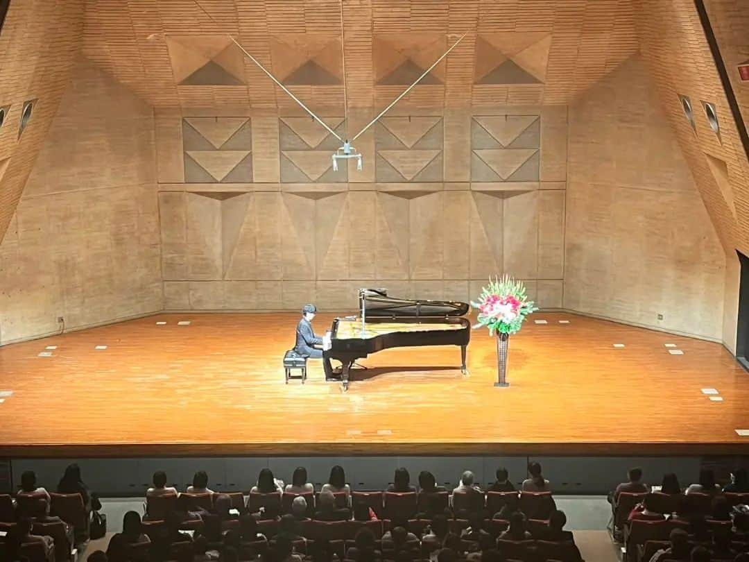 福間洸太朗のインスタグラム：「On February 10th, I gave a recital at the Kokubunji Izumi Hall in my (old) hometown in Tokyo. I have played there more than 20 times, but this time, it was quite special because I selected the brand new Steinway Piano for the hall last December and played on it!  May this piano be beloved for a long time and bring happiness to those who play & listen to it.🙏  かなり前の話になってしまいますが、2月10日に国分寺いずみホールでリサイタルをいたしました。私の故郷である国分寺のこのホールでは、恐らく20回以上演奏してきていますが、今回は私がセレクトした新スタインウェイ・ピアノのお披露目の演奏会ということで特別な機会でした。  ちなみに12月のピアノ選定時には、ローカルTVの取材が入り、You Tubeでもご覧いただけます。(写真４)  このピアノが多くの方に幸せを運んでくれることを願っています。😊✨  #Kokubunji #IzumiHall #Steinway #PIanoRecital #hometown #国分寺市 #国分寺市立いずみホール #故郷 #スタインウェイ #ピアノリサイタル」