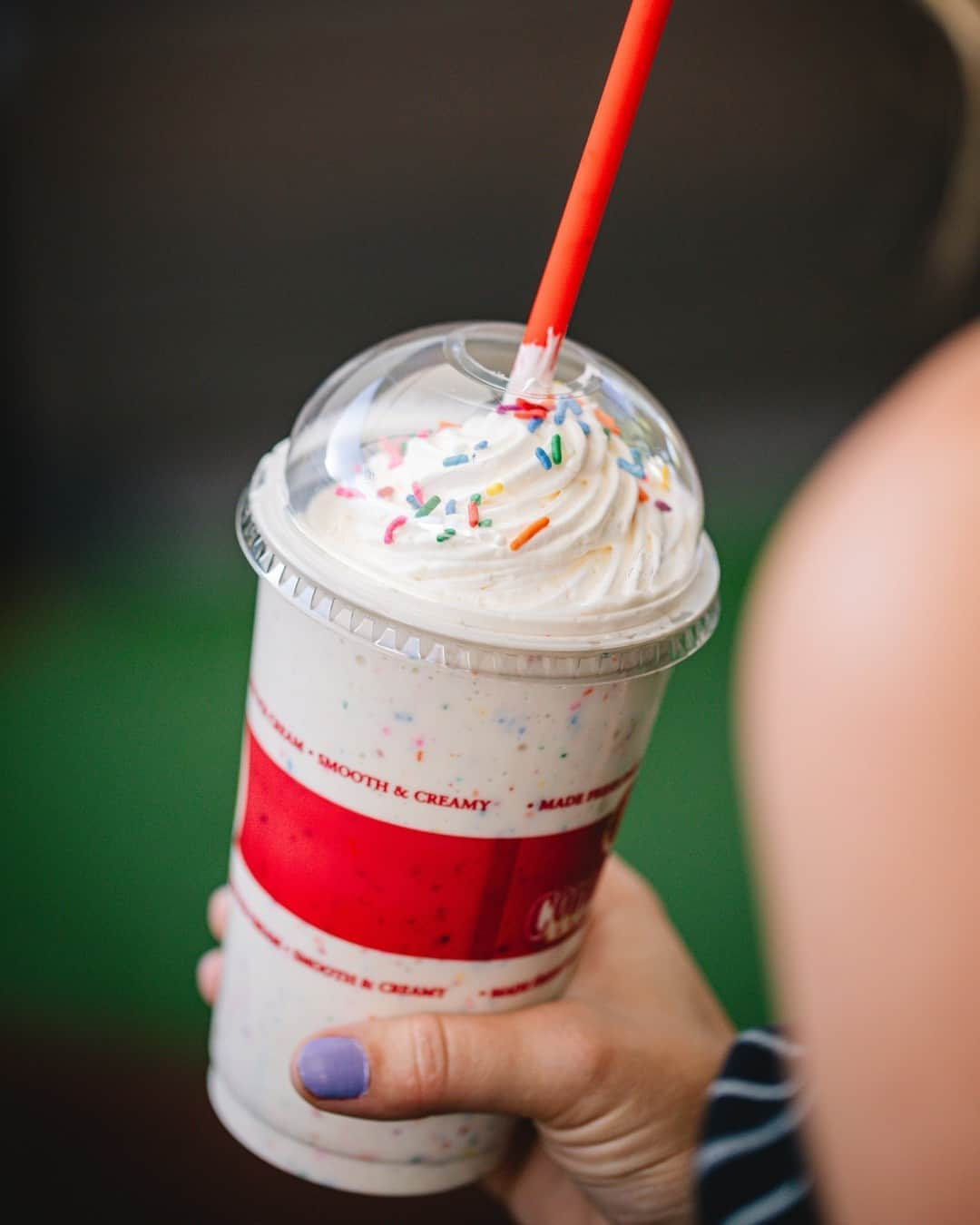 コールド・ストーン・クリーマリーのインスタグラム：「There are shakes, and then there are Shakes! 😍 What’s the difference? Try one of ours and you won’t have to ask! 😉 We blend our super-premium ice cream with your choice of tempting Mix-Ins to create rich, thick, and creamy, one-of-a-kind shakes. 🍦🍰🍪🍓🥤✨  Order at ColdStoneCreamery.com  📸: @desertridge」