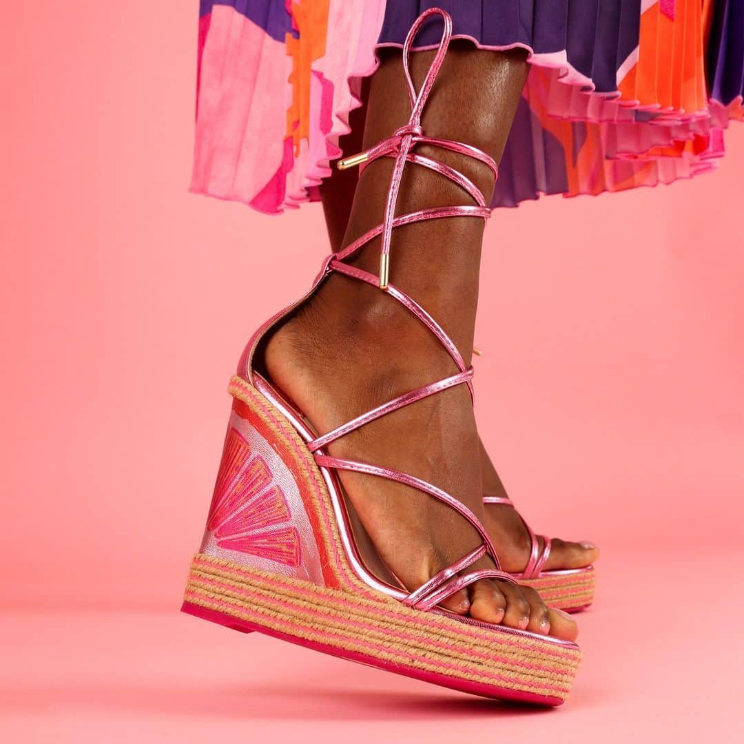 SOPHIA WEBSTERさんのインスタグラム写真 - (SOPHIA WEBSTERInstagram)「Mimi is a summer must have... she's fruity & fab! 💗   👗- @rachelwilliamscreative   #SophiaWebster #SophiaWebsteMimi」4月12日 4時01分 - sophiawebster