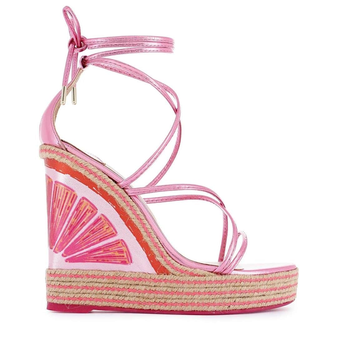SOPHIA WEBSTERさんのインスタグラム写真 - (SOPHIA WEBSTERInstagram)「Mimi is a summer must have... she's fruity & fab! 💗   👗- @rachelwilliamscreative   #SophiaWebster #SophiaWebsteMimi」4月12日 4時01分 - sophiawebster