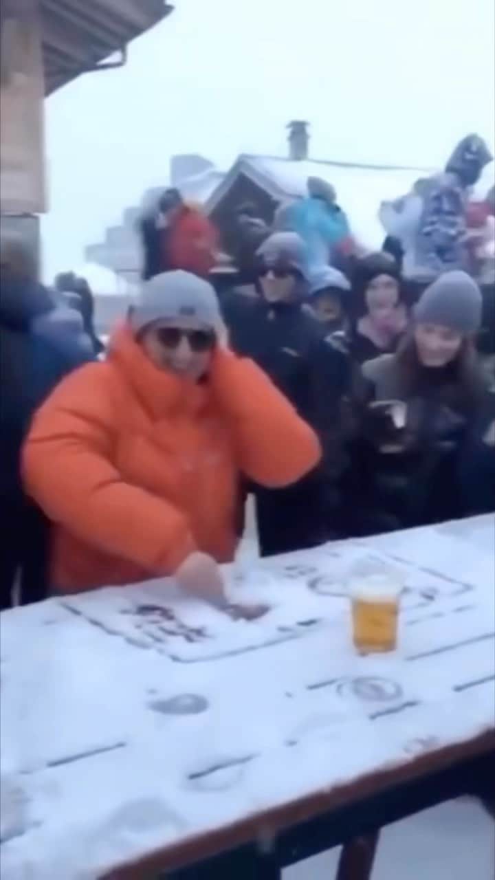 NERVOのインスタグラム：「We are now in Sölden peeps!!! 🇦🇹🏂⛷️🗻🗻❄️ Who says you can’t rave on the ski slopes? 😂🤔⛷️✨💨❄️🗻🏂 (shout out to the vape guy for manual smoke machine 😂)   Come catch us on APRIL 13th at @electricmountainfestival to have the full ski rave experience 😉😉✅✅  🎵 Giving It All (@bexxiemusic Remix) - NERVO  #edm #skirave #rave #solden #austria #dj」