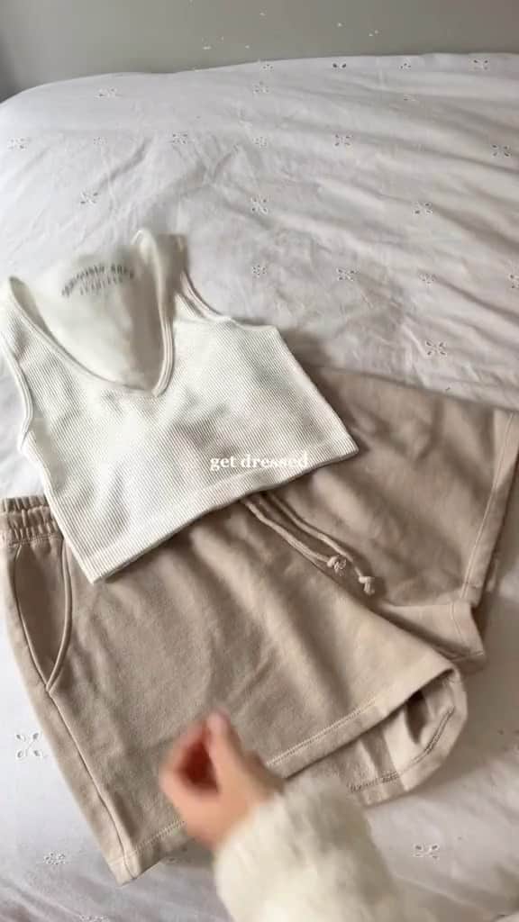 エアロポステールのインスタグラム：「Get ready in reel time! Excuse us while we steal @vanessa.faga ‘s style #WearAero」