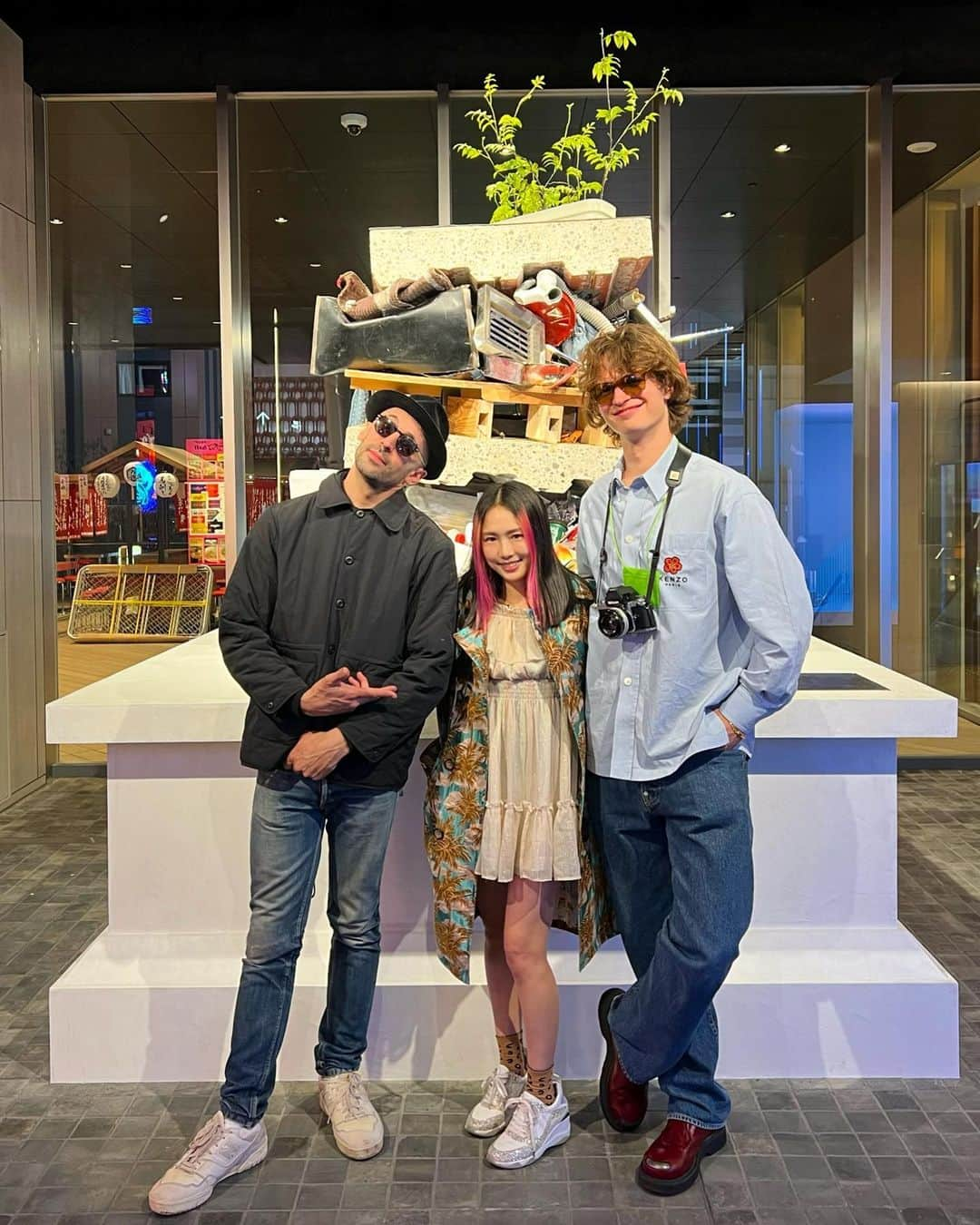 エリイ さんのインスタグラム写真 - (エリイ Instagram)「💠KABUKICHO💠  @jr and @ansel at Build Buger.  新しく歌舞伎町にオープンするビルに @chimpomfromsmappagroup の作品が展示されています。 歌舞伎町のビルでくり抜いたビルバーガー🍔  JRとアンセルが来てくれた💠」4月12日 4時10分 - elliechimpom