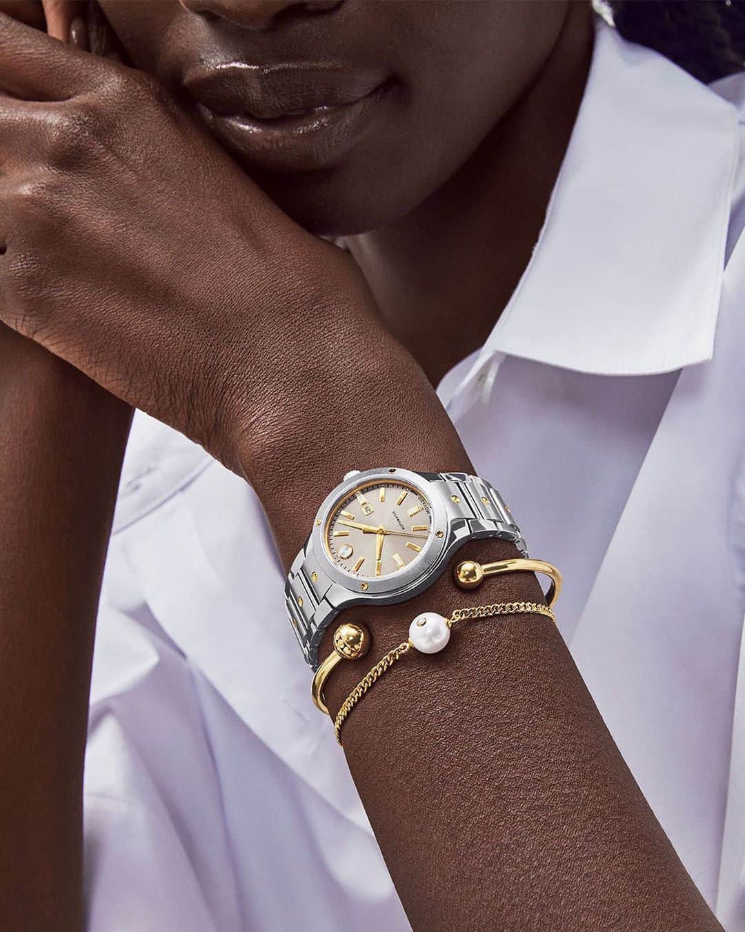 モバードのインスタグラム：「The most elegant stack. These shimmering gold-toned #MovadoJewelry bracelets pair beautifully with the #MovadoSE Automatic timepiece. Tap to shop.」