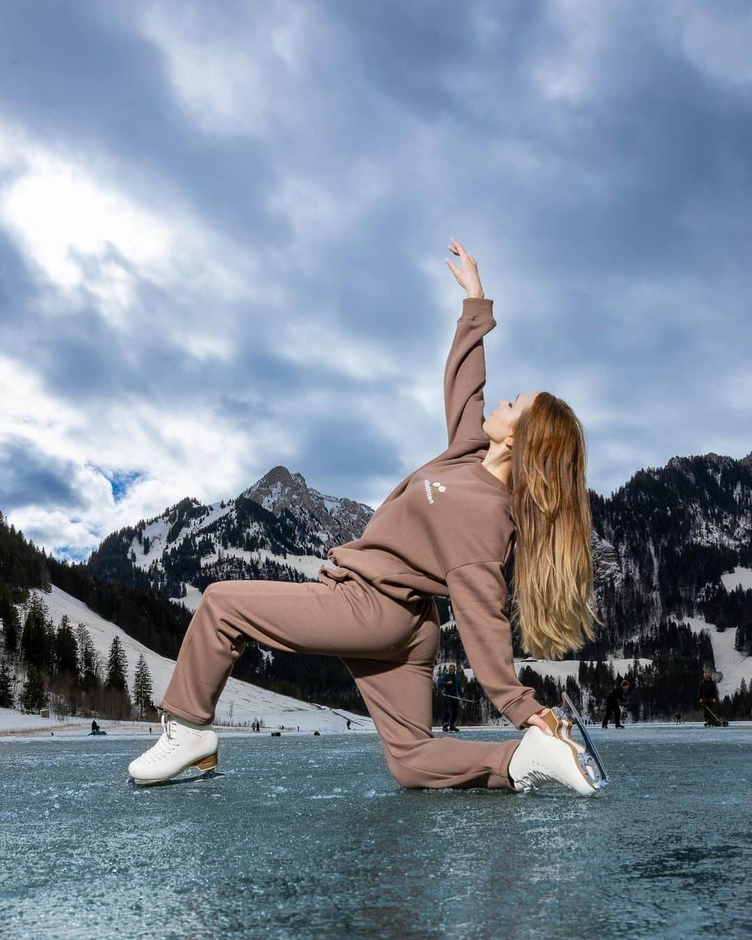 アンジェリーク・アバチキナのインスタグラム：「Look at the Sky 🌌✨  📸@stemutz @waldstatten  #fribourg #shotoshoot #lake #lakephotography #waldstatten #figureskating #figureskater #switzerland #fribourgswitzerland #mountains」
