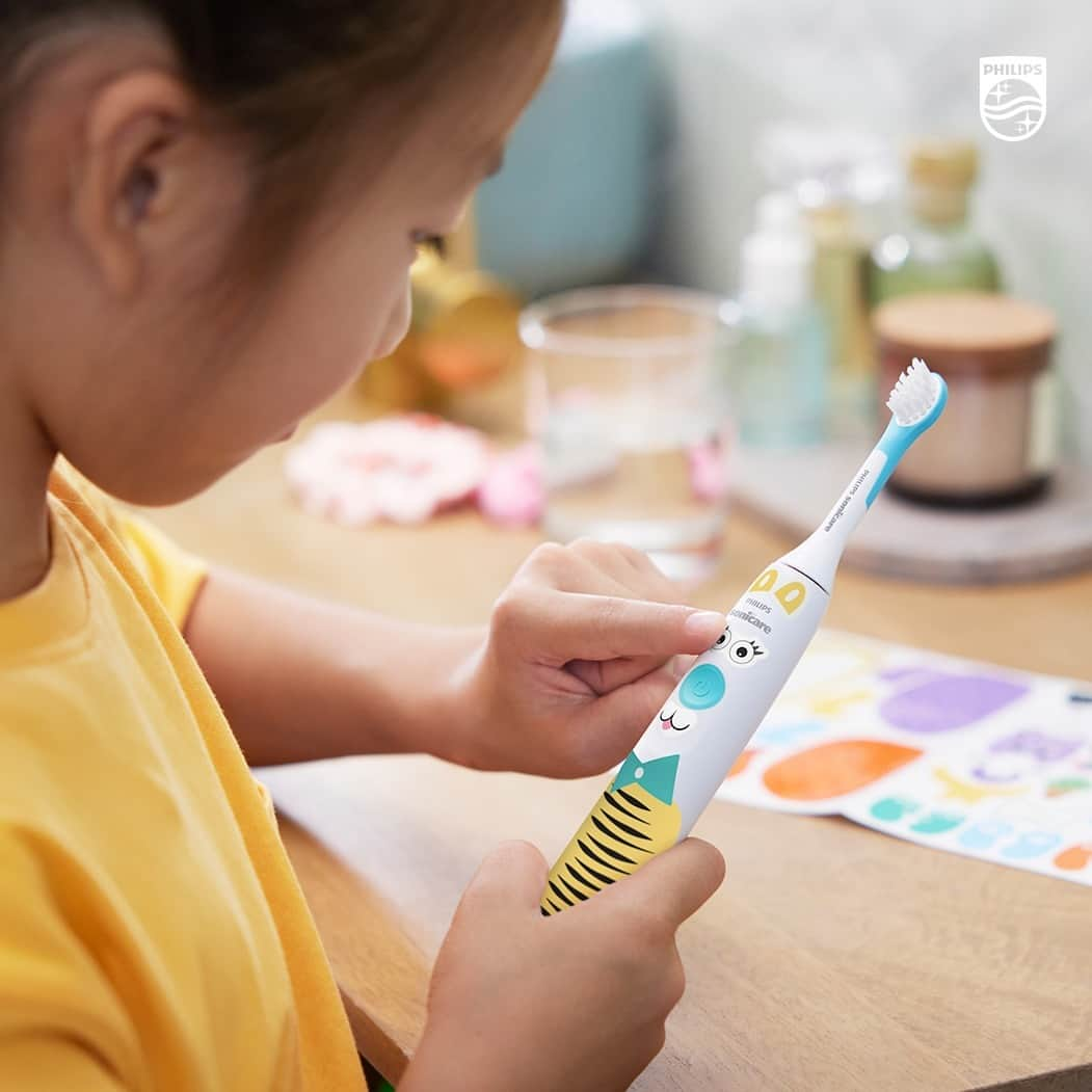 Philips Sonicareのインスタグラム：「Philips Sonicare for Kids Design a Pet edition includes reusable stickers so kids can turn their toothbrush into cute animal characters anytime! It’s the perfect way to celebrate #NationalPetDay and it helps make brushing a fun part of your child’s day (it can be difficult to make brushing exciting for your kid 😅)  Share images of your kid’s Design a Pet creations by tagging @PhilipsSonicare!   #PhilipsSonicare #Toothbrush #SonicareforKids」