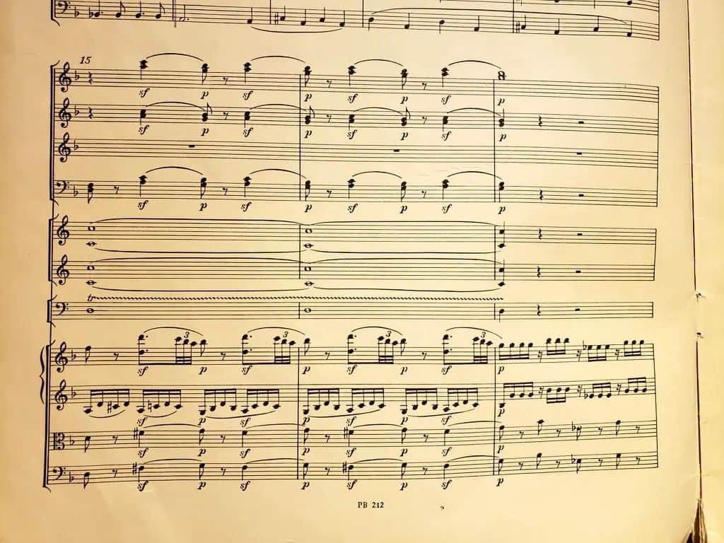 藤岡幸夫さんのインスタグラム写真 - (藤岡幸夫Instagram)「モーツァルトの父レオポルトの著著「ヴァイオリン奏法」より。 一段目は二段目のように演奏するが、 何故最初から二段目のように書かないか？それは三段目のように装飾音を付けて欲しくないから。当時は装飾音付けるのは当たり前だった。  モーツァルトの魔笛序曲や交響曲３９番冒頭などに見られる序奏のアラブレーヴェ記号は2/2ではなく8/8だと英国でも師匠の渡邉暁雄先生からも教えられた。同じ解釈のトスカニーニやカラヤン他と同様に８つに振り分けると３小節めの３連符も綺麗に入る。  モーツァルトの魔笛や交響曲３９番の序奏のアラブレーヴェ記号は２/２ではなく、４分音符を拍単位とする８/８と渡邉暁雄先生にも、英国でも教えられたが、このドン・ジョバンニ序曲も同じ。 ２/２で解釈すると、 ３連符は速くて弾けないし、アレグロとの辻褄が合わなくなる」4月12日 4時39分 - sachio_fujioka