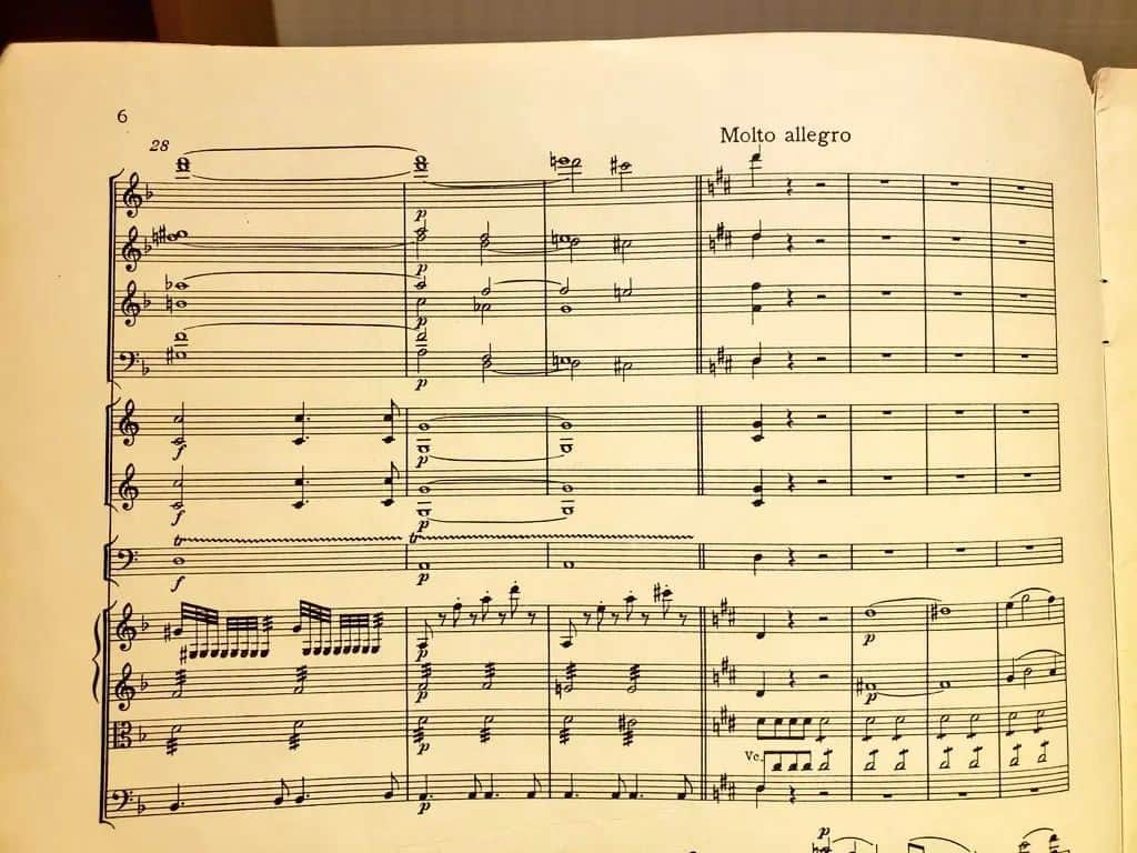 藤岡幸夫さんのインスタグラム写真 - (藤岡幸夫Instagram)「モーツァルトの父レオポルトの著著「ヴァイオリン奏法」より。 一段目は二段目のように演奏するが、 何故最初から二段目のように書かないか？それは三段目のように装飾音を付けて欲しくないから。当時は装飾音付けるのは当たり前だった。  モーツァルトの魔笛序曲や交響曲３９番冒頭などに見られる序奏のアラブレーヴェ記号は2/2ではなく8/8だと英国でも師匠の渡邉暁雄先生からも教えられた。同じ解釈のトスカニーニやカラヤン他と同様に８つに振り分けると３小節めの３連符も綺麗に入る。  モーツァルトの魔笛や交響曲３９番の序奏のアラブレーヴェ記号は２/２ではなく、４分音符を拍単位とする８/８と渡邉暁雄先生にも、英国でも教えられたが、このドン・ジョバンニ序曲も同じ。 ２/２で解釈すると、 ３連符は速くて弾けないし、アレグロとの辻褄が合わなくなる」4月12日 4時39分 - sachio_fujioka