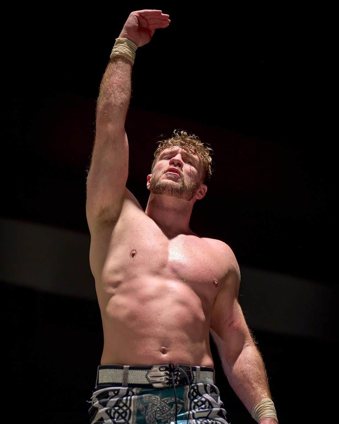 ウィル・オスプレイのインスタグラム：「Hard keeping your feet on the ground, when you don’t know where the ground is.」