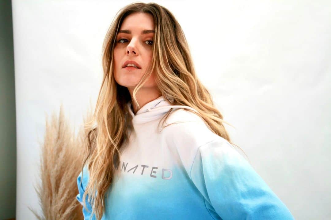 ジプシー05のインスタグラム：「GFL Apparel presents JK Ultra  We feel so fortunate that our brand allows us to collaborate with some of the most talented people in the spiritual community. @jennifercee is no exception. She cultivated her following by speaking the truth and spreading awareness amongst the collective, specializing in all things GALACTIC👽 She is extremely intelligent, well-researched, and curious! We are honored to work with her and keep expanding our community of enlightened individuals together!   She is rocking our Illuminated Cropped Hoodie in color Atmosphere!」
