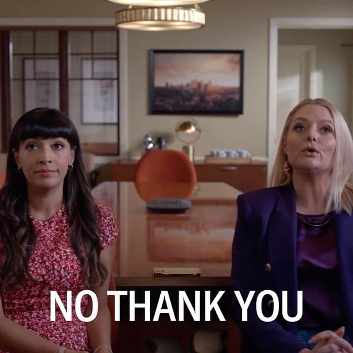 ハンナ・シモンのインスタグラム：「Anytime anyone suggests I go anywhere ever. #housecatforlife」