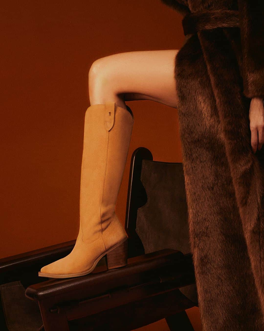 Santa Lollaのインスタグラム：「A bota western de cano alto ganha ainda mais destaque na versão camurça e confirma que a estética country veio para ficar! Como você usaria a sua? [ 04C5.3F1A.034A.00B9 | R$599,90 ] #santalolla #santalollainv23 #suede #Slboots」