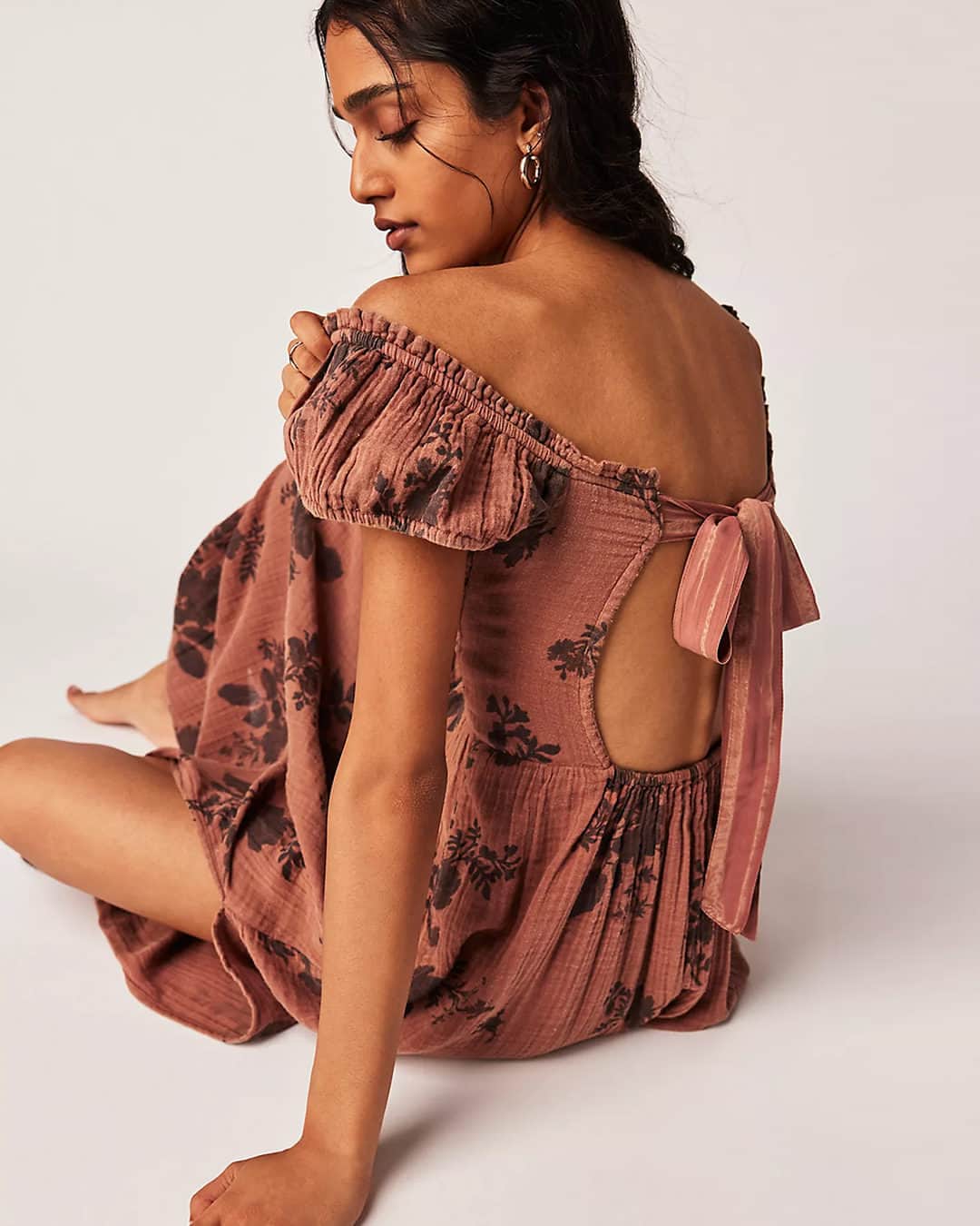 freepeopleのインスタグラム：「Link in bio to shop this goes-with-anything midi dress.」