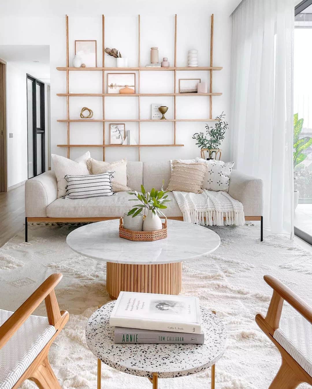 MT DOMAINEのインスタグラム：「Whether square footage is at a premium or you simply want to clear your floors and take advantage of your wall space, there are endless solutions for storing stuff away from the floor. Tap the link in our bio for genius ways to utilize your walls for storage without sacrificing style in any room in your house. (Image and Design: @houseofchais) #MyDomaine」