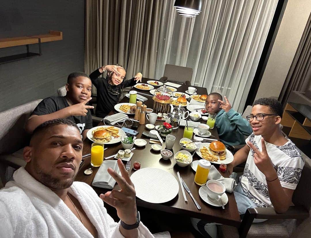 アンソニー・ジョシュアのインスタグラム：「Hip hop and a family feast 🍔🍕🥗」