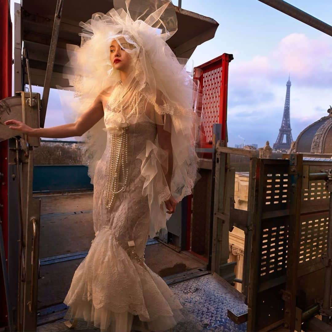 デヴォン青木のインスタグラム：「Absolutely in awe of the delicate beauty of this gorgeous gown created by designer Simone Rocha @simonerocha_ to honor Karl Lagerfeld for the May issue of American Vogue!  It was a pleasure to be a bride again for Karl ❤️ photographed at the Grand Palais by Annie Leibovitz for American Vogue.   Vogue @voguemagazine @simonerocha_  Photographer: Annie Leibovitz @annieleibovitz Fashion Editor: Alex Harrington @alex_jordan_harrington Global Casting Director: Ignacio Murillo @imurillo  Hair: Jawara @jawaraw Makeup: Fara Homidi @farahomidi」