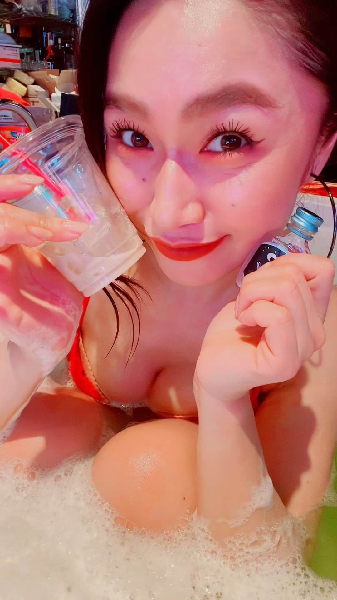 keilEen（ケバビン）のインスタグラム：「#ショーダンサー#アーティスト#おしりん #バーレスク#バーレスク東京 #フィリピン#ハーフ#ジャグジー#水着#ギャル」