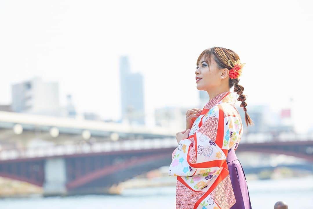 及川愛未のインスタグラム：「good morning  2、3年前カメラ講座の被写体をして知り合った @kei_osa10 さん。 プロカメラマンのもとご活躍されて、案件のご提案でご連絡いただくことがあり、ご縁でたまに作品撮りしていただいています🌼 あれよあれよと…文化人、俳優、ミュージシャン、アイドルなど誰もが知る著名人を撮影するお仕事されて、飛躍され手が届かなくなったな〜と思う時もありますが🤦‍♀️お人柄は変わらず、楽しい時間を過ごしました。私もいつも誌面で撮影されているクオリティで撮っていただき光栄です💗沢山の撮影データしばしお付き合いください🙏また長田カメラマンに撮影希望などありましたら、お繋ぎ致しますので是非ご一報ください🙇‍♀️✨  photo by 📸 @kei_osa10 さん  袴は @kimono_daikichi さんです  『WONDER DEEVA』episode.1 DEEVA BOOKS: manami 写真集:  https://www.amazon.co.jp/dp/B0BP6P7163  . . .  #shooting #撮影 #作品撮り #作品 #被写体 #被写体希望 #model #job #hairmake  #ポートレートしま専科 #ポートレート  #photography #photooftheday  #写真  #写真好きな人と繋がりたい  #写真撮るの好き人と繋がりたい  #portraitmodel #portrait #東京カメラ部  #カメラマン募集  #ファインダー  #ファインダー越しの私の世界 #モデル  #followme   ♠️郡司大地作品『love me』 2nd写真集発売中📚  bookwalker、7net、FOD、コミックシーモアより発売（今後展開増える予定）  https://bookwalker.jp/de40378348-f389-417d-bcf8-72851d1f9b59/  https://7net.omni7.jp/detail/5110796705  https://fod-sp.fujitv.co.jp/s/books/898454/BT000089845400100101/  https://www.cmoa.jp/title/1101297714/  amazonからも購入できます https://www.amazon.co.jp/『Love-me』-manami-写真集-ラビリンス-ebook/dp/B08VRJXF8S/ref=mp_s_a_1_28?dchild=1&keywords=manami&qid=1613345281&sr=8-28  🔹first写真集『Pin Up Girl』『PHOTO SHOT　manami （ラビリンス） オンデマンド・kindle出版より発売 https://www.amazon.co.jp/「PHOTO-SHOT」-エンジェルガール-manami-美女グラビアコレクション-manami/dp/B07SZGSZJ7/ref=mp_s_a_1_48?keywords=manami&qid=1613344854&sr=8-48  https://www.amazon.co.jp/gp/aw/d/B07TLPBDL2/ref=tmm_pap_title_0?ie=UTF8&qid=1613344846&sr=8-50  ペーパーブック&電子書籍📚FOD コミックシーモア　 7net amazon amazon kindle展開中 Pin Up Girl manga.fod.fujitv.co.jp/books/632893/B…  PHOTO SHOT 7net.omni7.jp/detail/  セクシークイーン cmoa.jp/title/11012474…  7net.omni7.jp/detail/5110814…  loveme manga.fod.fujitv.co.jp/books/898454/B…/  ピロシキーズの恋愛こじらせチャンネルゲスト出演🆕 https://m.youtube.com/channel/UC1cc-n59HLmEdJsZeTzr5rA/videos  プロカメラマン被写体youtube番組ゲストDANCE IN THE SUNSET｜はまぐら https://m.youtube.com/watch?v=A93G0X-1Gyg  Video portrait 30｜Nikon Z6Ⅱ（ポートレートムービー） はまぐら  youtu.be/NWt26pP3YLk  Video portrait 33｜THE COSMETIC｜NIKKOR Z 24-70 f/2.8 S｜ Nikon Z6Ⅱ（ポートレートムービー）  youtu.be/Wap0EgFvtdQ 🆕  Video portrait 39｜NIGHT WALK｜NIKKORZ 50mm f/1.2 S｜ Nikon Z6Ⅱ（ポートレートムービー） はまぐら 🆕 https://m.youtube.com/watch?v=unXSI2gUYlE」