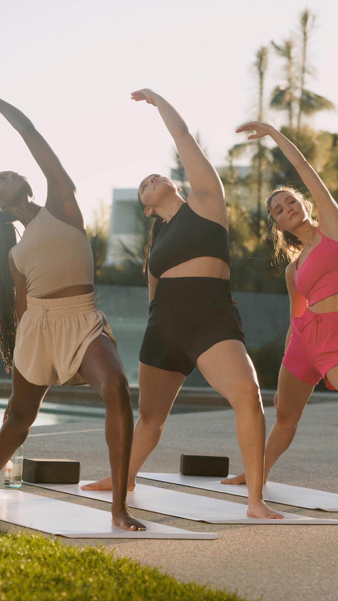 Abercrombie & Fitchのインスタグラム：「Sun salutations in Your Summer Uniform. #YPB 🧘‍♀️  @_essencetaylor @rileyrrrussell thestephanierosa」