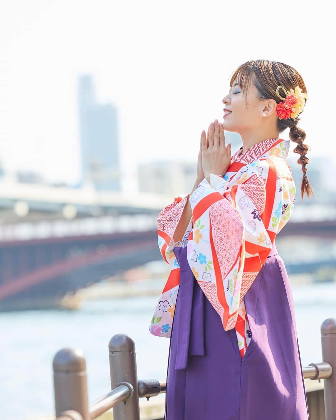 及川愛未のインスタグラム：「私の生まれ故郷の本所吾妻橋・浅草へ @kei_osa10 カメラマンをお連れしました⛴🌸  photo by 📸 @kei_osa10 さん  着物・袴は @kimono_daikichi さんです  『WONDER DEEVA』episode.1 DEEVA BOOKS: manami 写真集:  https://www.amazon.co.jp/dp/B0BP6P7163  . . .  #shooting #撮影 #作品撮り #作品 #被写体 #被写体希望 #model #job #hairmake  #ポートレートしま専科 #ポートレート  #photography #photooftheday  #写真  #写真好きな人と繋がりたい  #写真撮るの好き人と繋がりたい  #portraitmodel #portrait #東京カメラ部  #カメラマン募集  #ファインダー  #ファインダー越しの私の世界 #モデル  #followme #着物 #袴 #浅草 #隅田川 #桜  #お花見   ♠️郡司大地作品『love me』 2nd写真集発売中📚  bookwalker、7net、FOD、コミックシーモアより発売（今後展開増える予定）  https://bookwalker.jp/de40378348-f389-417d-bcf8-72851d1f9b59/  https://7net.omni7.jp/detail/5110796705  https://fod-sp.fujitv.co.jp/s/books/898454/BT000089845400100101/  https://www.cmoa.jp/title/1101297714/  amazonからも購入できます https://www.amazon.co.jp/『Love-me』-manami-写真集-ラビリンス-ebook/dp/B08VRJXF8S/ref=mp_s_a_1_28?dchild=1&keywords=manami&qid=1613345281&sr=8-28  🔹first写真集『Pin Up Girl』『PHOTO SHOT　manami （ラビリンス） オンデマンド・kindle出版より発売 https://www.amazon.co.jp/「PHOTO-SHOT」-エンジェルガール-manami-美女グラビアコレクション-manami/dp/B07SZGSZJ7/ref=mp_s_a_1_48?keywords=manami&qid=1613344854&sr=8-48  https://www.amazon.co.jp/gp/aw/d/B07TLPBDL2/ref=tmm_pap_title_0?ie=UTF8&qid=1613344846&sr=8-50  ペーパーブック&電子書籍📚FOD コミックシーモア　 7net amazon amazon kindle展開中 Pin Up Girl manga.fod.fujitv.co.jp/books/632893/B…  PHOTO SHOT 7net.omni7.jp/detail/  セクシークイーン cmoa.jp/title/11012474…  7net.omni7.jp/detail/5110814…  loveme manga.fod.fujitv.co.jp/books/898454/B…/  ピロシキーズの恋愛こじらせチャンネルゲスト出演🆕 https://m.youtube.com/channel/UC1cc-n59HLmEdJsZeTzr5rA/videos  プロカメラマン被写体youtube番組ゲストDANCE IN THE SUNSET｜はまぐら https://m.youtube.com/watch?v=A93G0X-1Gyg  Video portrait 30｜Nikon Z6Ⅱ（ポートレートムービー） はまぐら  youtu.be/NWt26pP3YLk  Video portrait 33｜THE COSMETIC｜NIKKOR Z 24-70 f/2.8 S｜ Nikon Z6Ⅱ（ポートレートムービー）  youtu.be/Wap0EgFvtdQ 🆕  Video portrait 39｜NIGHT WALK｜NIKKORZ 50mm f/1.2 S｜ Nikon Z6Ⅱ（ポートレートムービー） はまぐら 🆕 https://m.youtube.com/watch?v=unXSI2gUYlE」