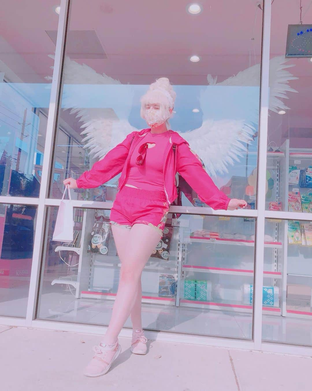 Elizabunnii エリザバニーのインスタグラム：「☀️Aasimar vibes but like y2k too??💖 🎀Jacket n shorts→ @juicycouture   #pinkaesthetic #juicycouture #ピンクコーデ #ガーリーコーデ」