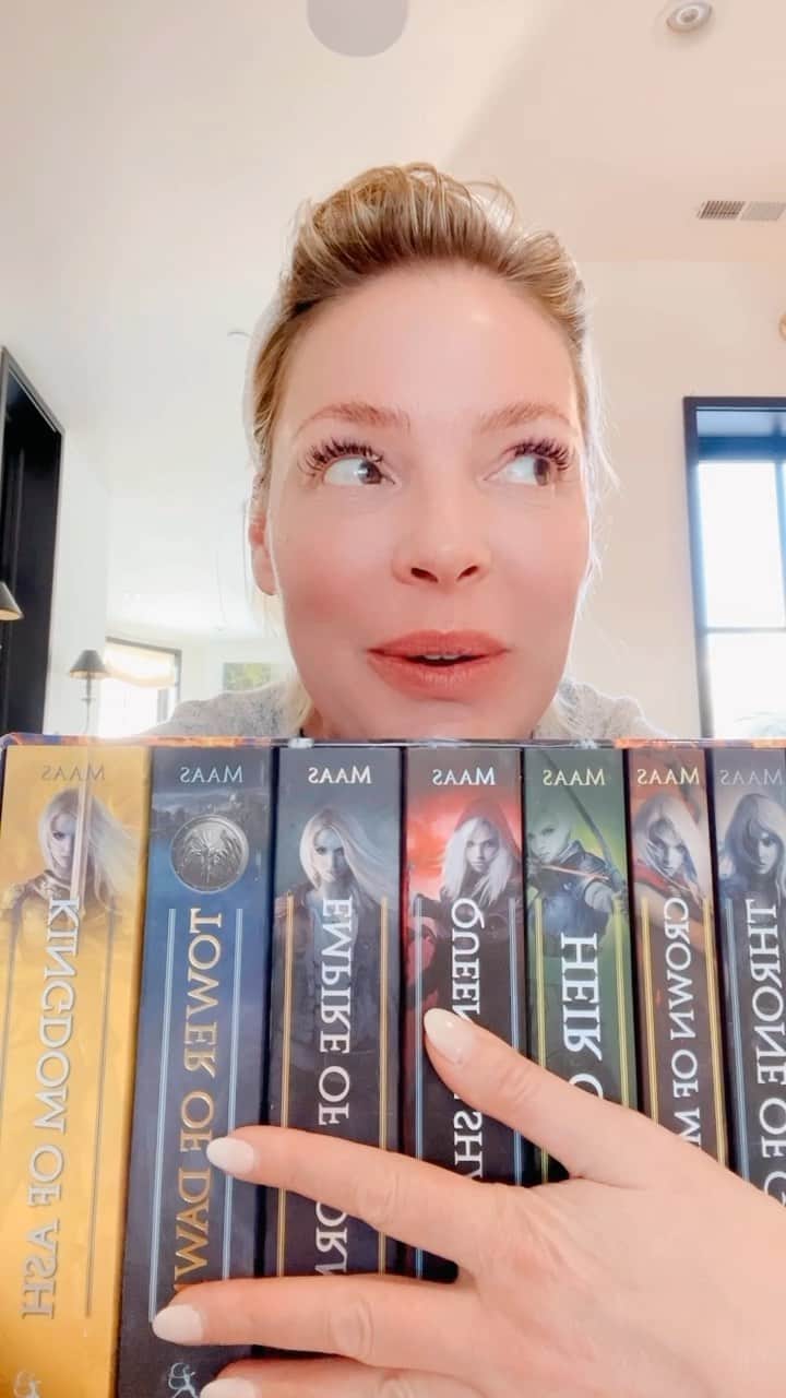キャサリン・ハイグルのインスタグラム：「#bookstagram @therealsjmaas I can not stop reading these…my children miss me…😏❤️」
