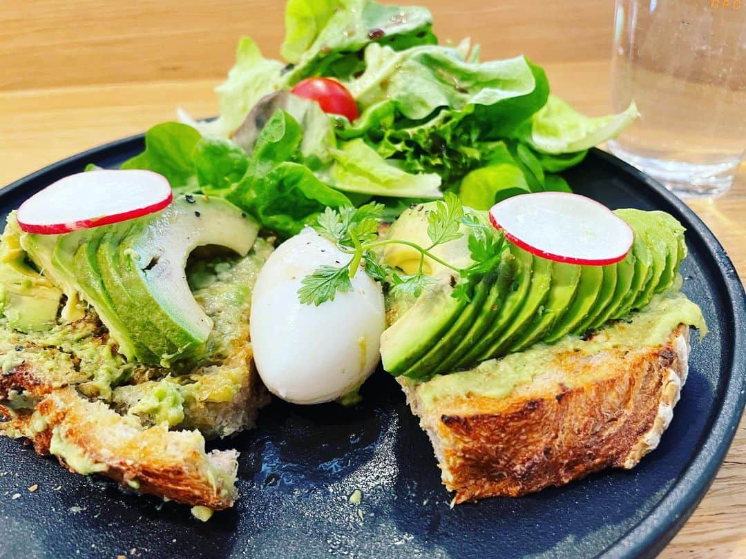 アグネス・チャンのインスタグラム：「Avocado toast with a poached egg! Irresistible!」