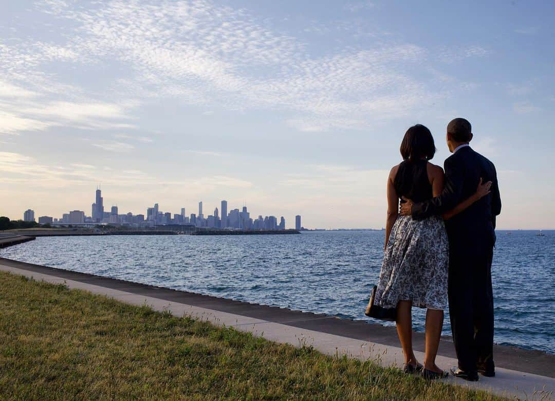 Barack Obamaさんのインスタグラム写真 - (Barack ObamaInstagram)「There's no place like Chicago! Michelle and I are thrilled to have the Democratic National Convention return to our hometown next year.」4月12日 6時30分 - barackobama