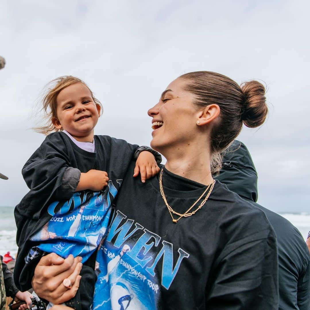 オーウェン・ライトさんのインスタグラム写真 - (オーウェン・ライトInstagram)「As the dust settles on the ripcurl pro bells beach. I’ve got a few posts to thank some people. First off I want to thank my beautiful wife @kitaalexander and family for being there through every waking moment. As touring is coming to a close for me, I can’t help but reflect on the travel that this little family was up for each year 🤯! Every year on tour we faced new challenges, we fought and grew through the tough times and celebrated to good times! Finishing with you all by my side was definitely a good time! ♥️」4月12日 6時43分 - owright