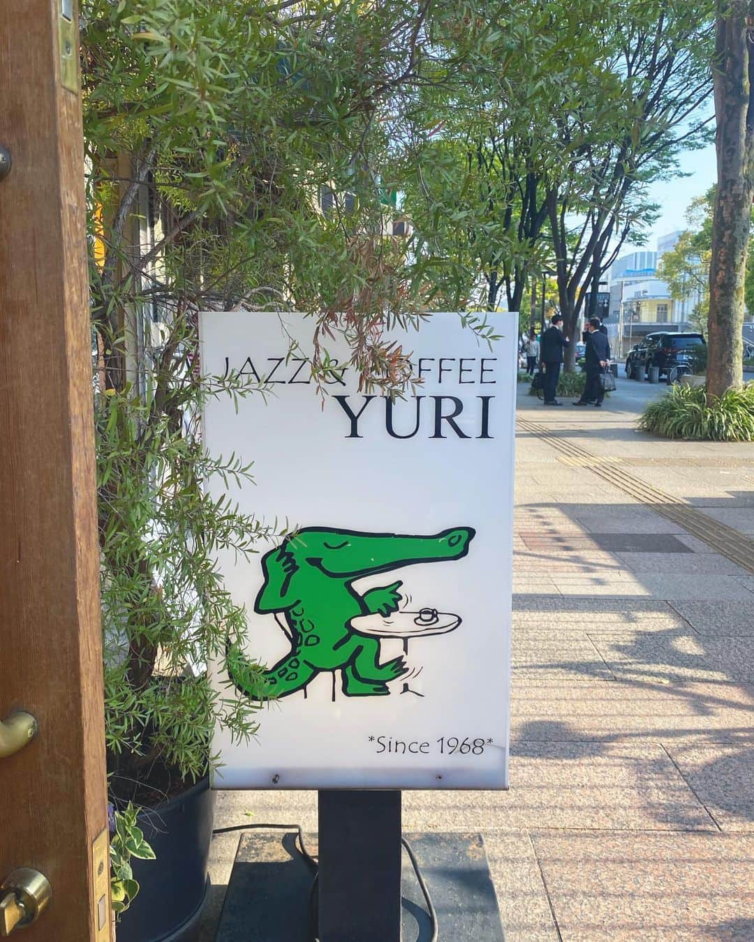 名取稚菜のインスタグラム：「♛︎ ⁡ おはよ☀️  真木子がおすすめしてくれた YURIさん🐊♡ ⁡ チキンライスってシンプルなはずだけど シンプルだからこそ難しいと思うし どうしたらこんなに美味しく出来るのかと 衝撃を受けました😳✨ ⁡ 給食で食べてたチキンライスも大好きだったけど その時とはまた違うコクがある美味しさ🥺 ⁡ また食べたいな☺️ ⁡ ⁡ ⁡ #jazzandcoffeeyuri  #yuri #名古屋カフェ  #名古屋ランチ #栄ランチ」