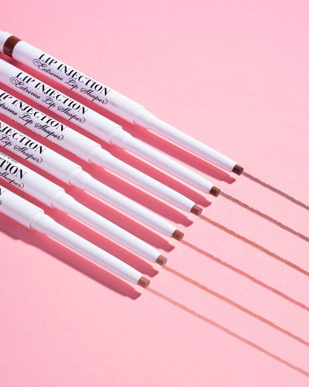 Too Facedのインスタグラム：「NEW Lip Injection Extreme Shapers! 😍 Which shade are you wanting to try next?!   ❤️ Puffy Nude ❤️ Post-Op Pink ❤️ Hot & Spicy ❤️ Cinnamon Swell ❤️ In Big Truffle ❤️ Espresso Shot  #toofaced #tfcrueltyfree #toofacedlipinjection」