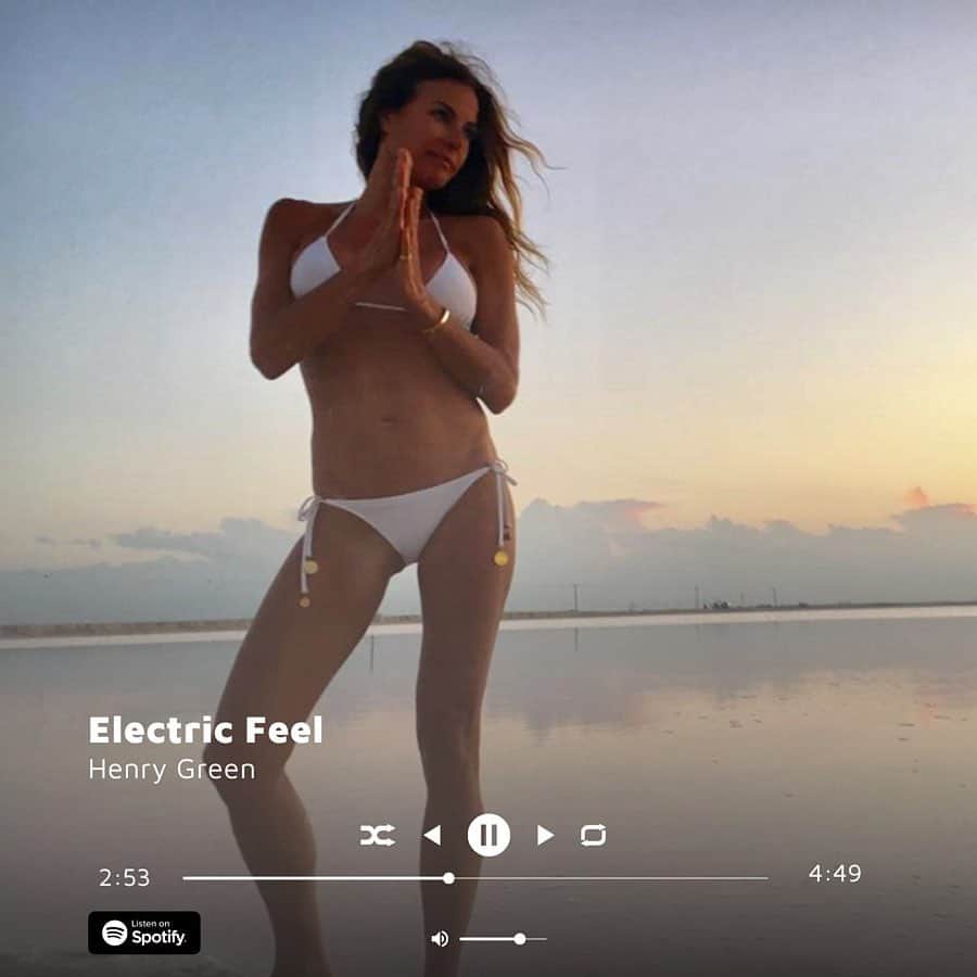 ケリー・キローレン・ベンサイモンさんのインスタグラム写真 - (ケリー・キローレン・ベンサイモンInstagram)「Feeling electric.  #electricfeel #spotify #henrygreen #earcandy #onrepeat #mood #kkblovesyou」4月12日 6時43分 - kellybensimon