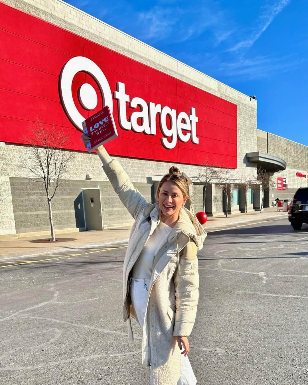 ロー・ボスワースのインスタグラム：「Just thinking about all of my favorite @target runs from last year! What kind of @target content do you guys want to see more of? My must-have products? @lovewellness routines? Shopping hauls? LMK 🎯❤️」