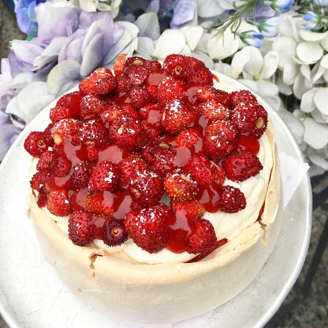 DOMINIQUE ANSEL BAKERYさんのインスタグラム写真 - (DOMINIQUE ANSEL BAKERYInstagram)「Just received our first Fraises des Bois of the season, so this weekend’s special at @dominiqueanselworkshop will be this gorgeous Fraises des Bois Pavlova. 🍓 These rare wild woodland strawberries are overnighted to us from Malaga, Spain, candy-sweet with an intense and fragrant strawberry flavor, almost like little bursts of tart strawberry candy. They’re set atop a pillowy vanilla meringue with silky mascarpone cream and homemade strawberry jam. We’ll have a very limited batch just for this FRIDAY-SUNDAY only; preorder now at DominiqueAnselWorkshop.com for pick-ups Fri 4/14-Sun 4/16 in Flatiron, while supplies last. (Each serves 3-4 people).」4月12日 6時45分 - dominiqueansel