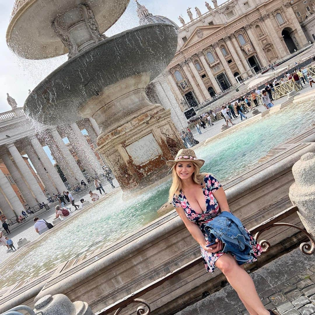 ヴィッキー・ヴェットさんのインスタグラム写真 - (ヴィッキー・ヴェットInstagram)「If you bumped into me at the #vatican in #rome - what would you say? 🇮🇹🍕❤️ #romeitaly #vaticancity #travelgirl #norwegiangirl #eternalcity #roma 💋」4月12日 6時53分 - vickyvette