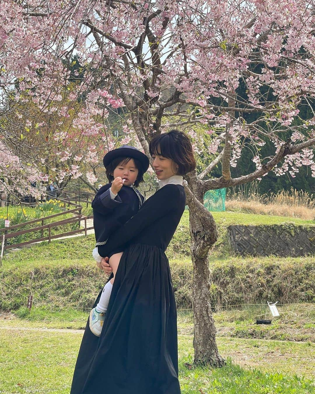 菊井亜希さんのインスタグラム写真 - (菊井亜希Instagram)「先日、無事に十碧の入園式を迎えました🌷  本人は集合写真に入りたくない気分だった そうで、全員グズグズな写真しかありません😂  それもまぁ、いっか🌼  自由でわりと繊細なマインドをもつトアは、これから幼稚園生活の中で、協調性を持って過ごせるのでしょうか？  今回、ご縁があって入園する事になったカトリック幼稚園は、モンテッソーリ教育がベース、 いつも慈愛に溢れた園長先生の言葉、お祈りの精神と、決して押し付ける事なく、子ども達を中心に考えて行動してくれる経験豊かな先生方。 初めて訪れた時、ここは天国か？とビックリしたほど。清らかな空気感でした。  なので正直、心配はしていません。  トア自身で、幼稚園バスに乗り この園に通うと決断したこと、 この選択が、これからの彼の人格形成に、大きく関わってくるに違いないと、楽しみな気持ちでいっぱいです☺️  おめでとあ！🎊 自分らしくのびのび、たのしんでおいでー！  桜はほぼ散ってしまってたけど、 奈良の大宇陀にある #又兵衛桜 を見に🌸 それはそれは美しい里山の風景でありました。」4月12日 6時58分 - bollywoood