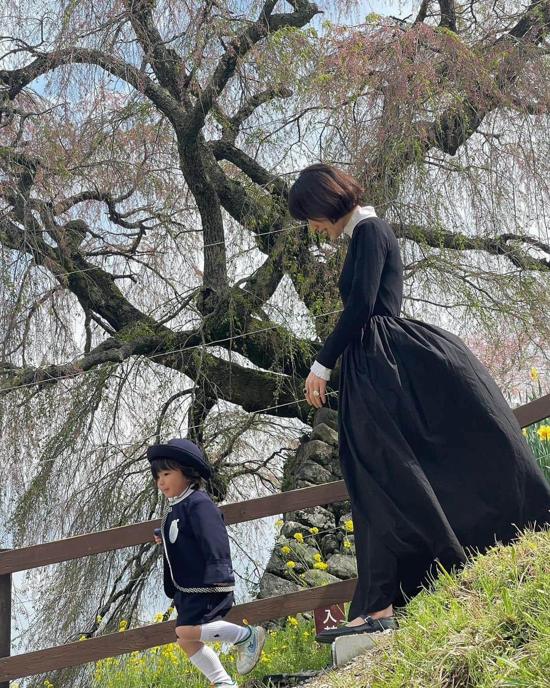 菊井亜希さんのインスタグラム写真 - (菊井亜希Instagram)「先日、無事に十碧の入園式を迎えました🌷  本人は集合写真に入りたくない気分だった そうで、全員グズグズな写真しかありません😂  それもまぁ、いっか🌼  自由でわりと繊細なマインドをもつトアは、これから幼稚園生活の中で、協調性を持って過ごせるのでしょうか？  今回、ご縁があって入園する事になったカトリック幼稚園は、モンテッソーリ教育がベース、 いつも慈愛に溢れた園長先生の言葉、お祈りの精神と、決して押し付ける事なく、子ども達を中心に考えて行動してくれる経験豊かな先生方。 初めて訪れた時、ここは天国か？とビックリしたほど。清らかな空気感でした。  なので正直、心配はしていません。  トア自身で、幼稚園バスに乗り この園に通うと決断したこと、 この選択が、これからの彼の人格形成に、大きく関わってくるに違いないと、楽しみな気持ちでいっぱいです☺️  おめでとあ！🎊 自分らしくのびのび、たのしんでおいでー！  桜はほぼ散ってしまってたけど、 奈良の大宇陀にある #又兵衛桜 を見に🌸 それはそれは美しい里山の風景でありました。」4月12日 6時58分 - bollywoood