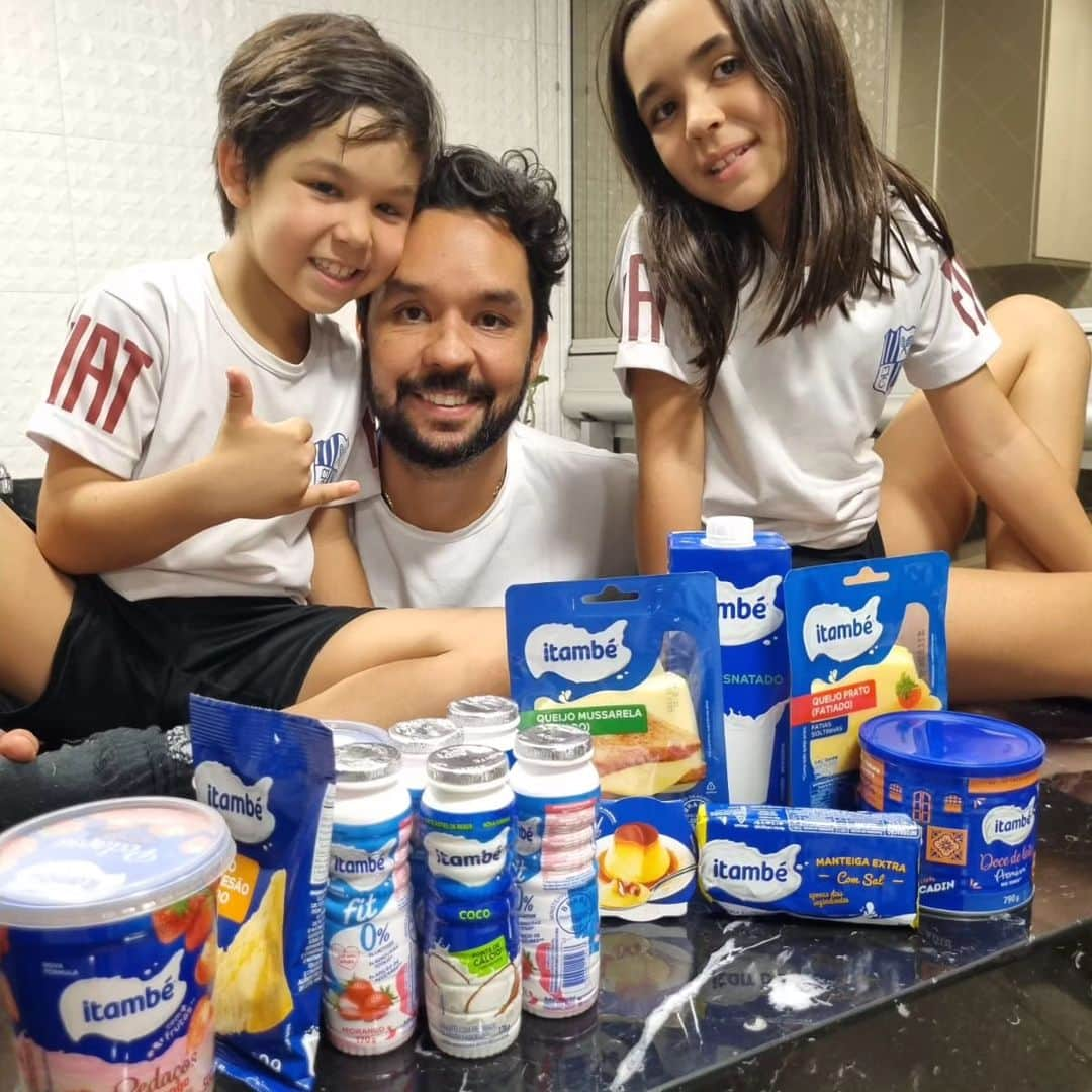 ウィリアム・アルジョナのインスタグラム：「Isso aqui é família @itambe!!! Obrigado por apoiar o nosso esporte!!  Obrigado por fazer parte da família @mtcvolei  #itambé  #mtcvolei  #vcfazpartedamagia  #volleyball  #semifinal」