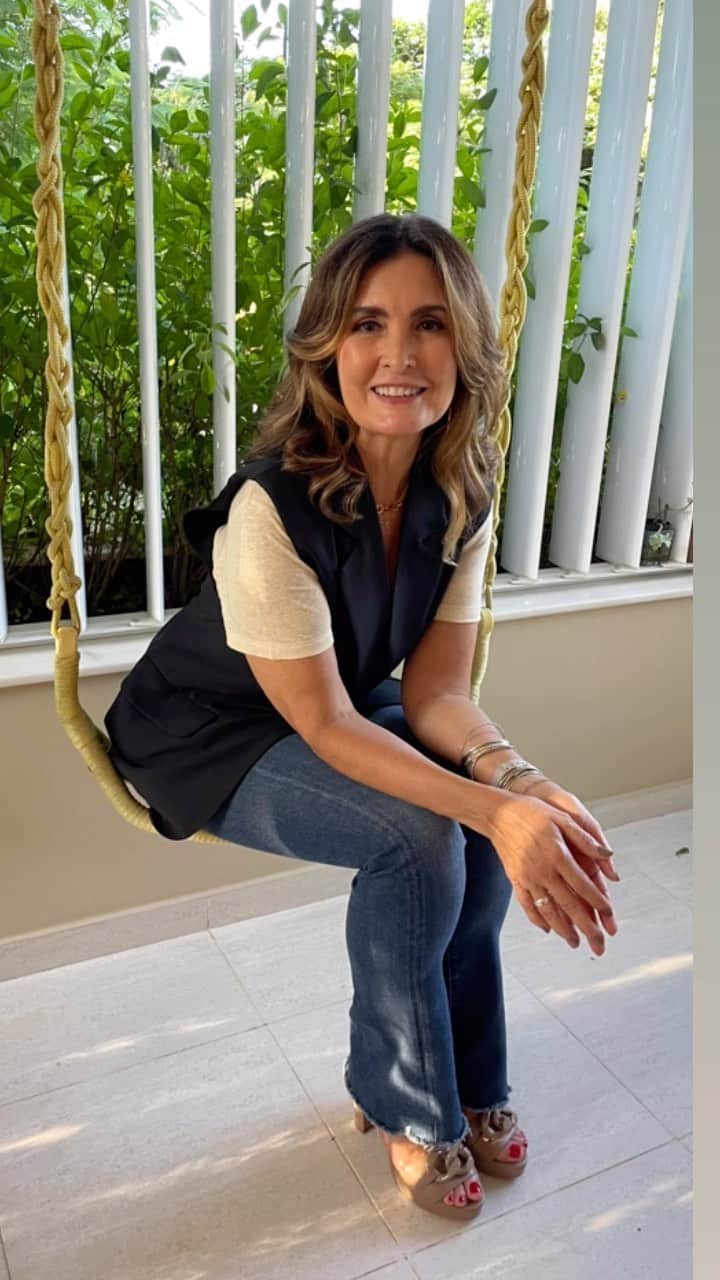 ファチマ・ベルナルデスのインスタグラム：「Aproveitando a make, o cabelo arrumado e a luz do outono. Obrigada @biabonemer por fazer as fotos e me emprestar seu balanço. ❤️」