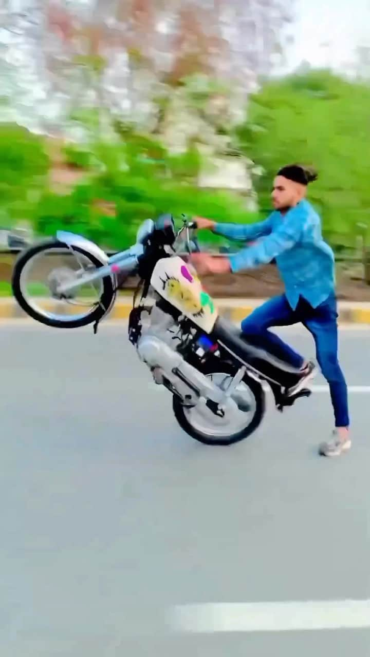 ファンクマスター・フレックスのインスタグラム：「IS THIS DANGEROUS? THIS BOY NICE ON THAT CYCLE? SHOULD HE BE WEARING A HELMET? HE FLOATING? @_worldwidebikelife」