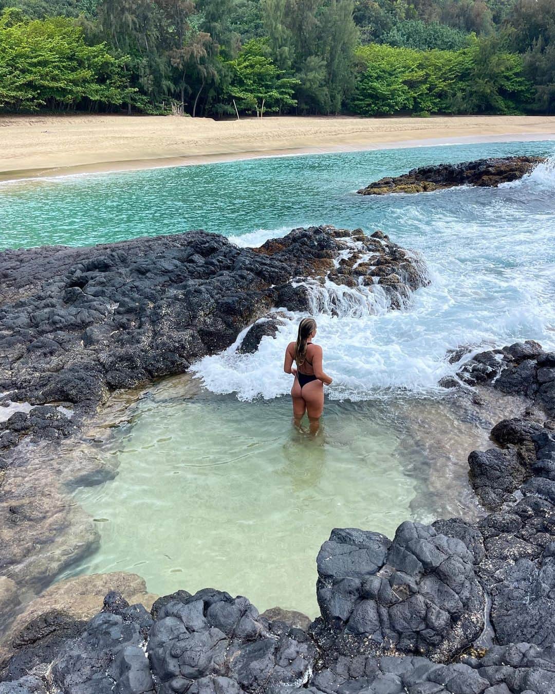 フェリシティー・パルマティアーのインスタグラム：「lots of time spent finding rock pools 💙💙💙」