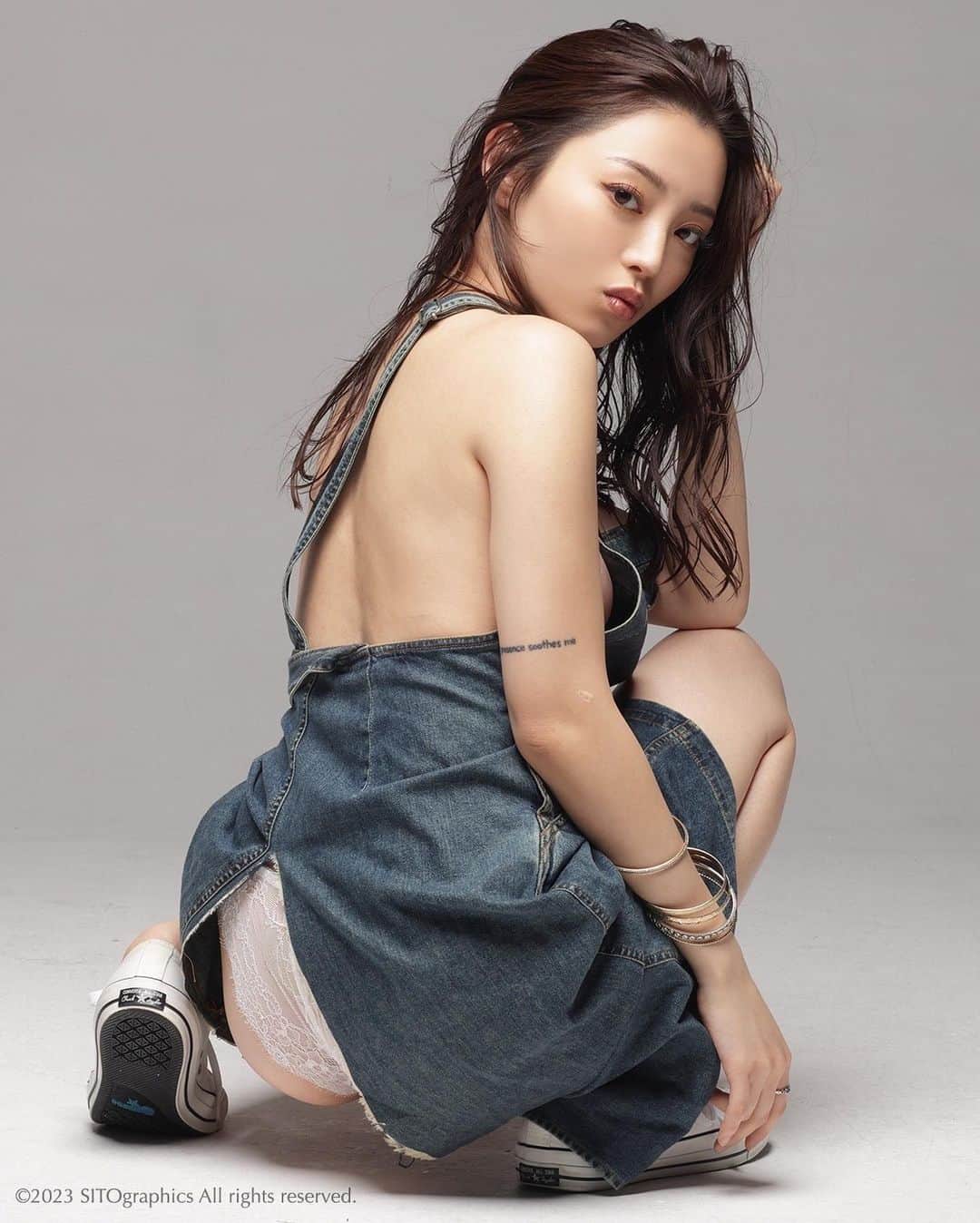 シト山口のインスタグラム：「ダメージデニム❤️ テストのときはいてなかったので 履いて貰いました😅  小波デジタル写真集②が15日の土曜日に予約開始です😊💕✨  22日発売❣️ パーフェクトボディ＆パーフェクトフェイス！キレイ過ぎてエロくない域に達したハイクオリティ写真がいっぱいで御座います😤  model @konami_nrsd  hair&make @mariaominami  photo @sito_yamaguchi」