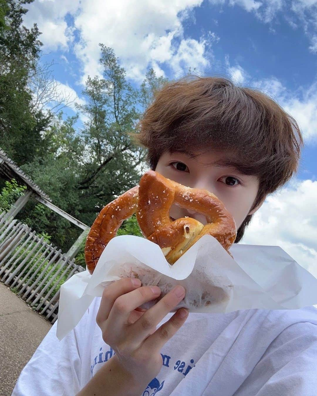 NCT DREAMさんのインスタグラム写真 - (NCT DREAMInstagram)「Picnic with 🥨  #NCTDREAM #RENJUN  #NCTDREAMinUS #THEDREAMSHOW2 #HOUSTON #THEDREAMSHOW2_in_US #THEDREAMSHOW2_In_A_DREAM #NCTDREAM_THEDREAMSHOW2_in_US」4月12日 7時26分 - nct_dream