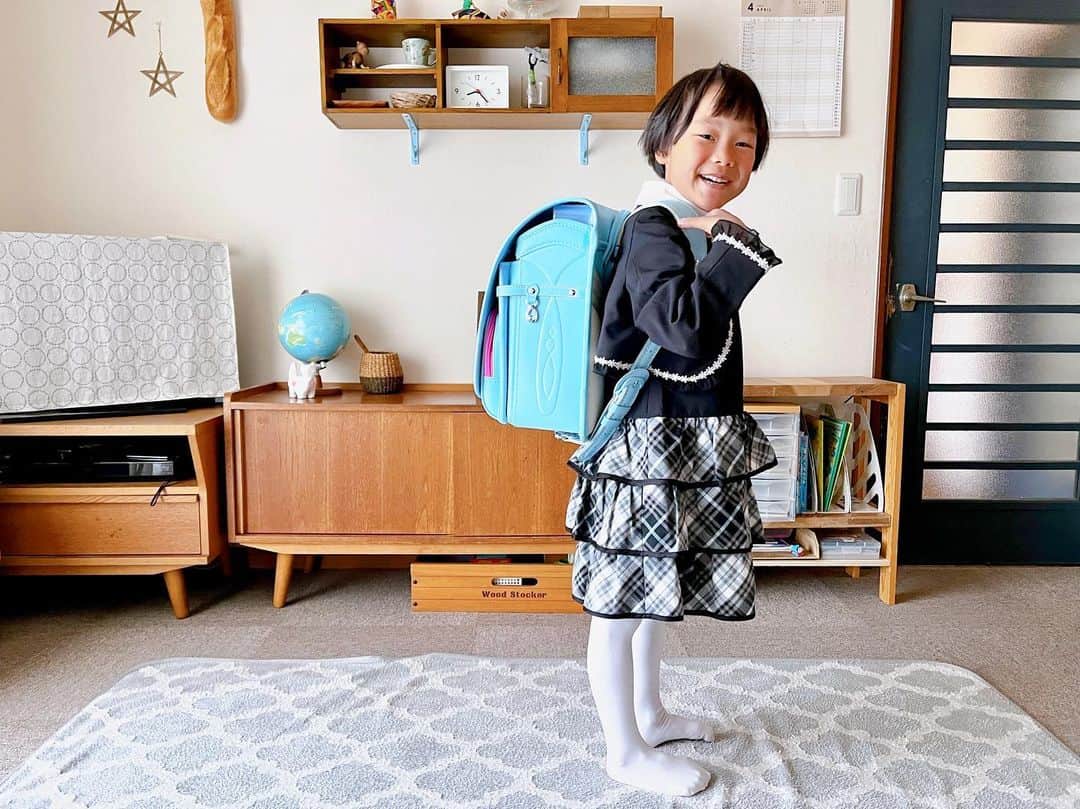 トテンのインスタグラム：「はやく一年生になりたいなぁーと、待ちに待っていた日がこうして無事にやって来て、 お迎えの帰り道では、はやく明日にならないかなぁーと、毎日わくわくが止まらない🥰  仲良くなるのに少し時間のかかるほうだから大丈夫かな？とも思ったけど、 ひとまず安心です。  たま姉さんも意外と頼りになる！😂✨ 今日も楽しく行ってらっしゃい！」