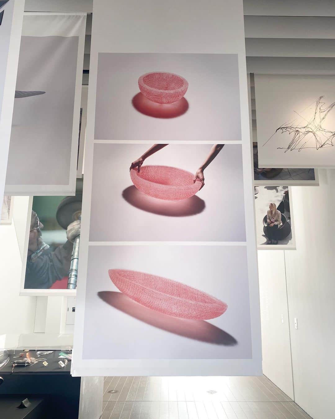 浅見姫香さんのインスタグラム写真 - (浅見姫香Instagram)「I went to the Heatherwick Studio exhibition. Heatherwick said in a TED talk, "I'd rather build a building that will last 1,000 years than a building that will last only 40 years." I think the buildings they design will leave a lasting impression even after 1,000 years.  Anyone who sees a building designed by them will say, "What is that building?" A space where there is nature, people gather, there are buildings, and everything coexists.  "Buildings and objects are just an excuse, or rather an invitation, for us all to come together and share the experience" Heatherwick told the magazine.  I strongly believe that different perspectives and thoughts will be created through the building. I was spinning in this chair over and over again. I want this at home.  ヘザウィック・スタジオ展へ。 「40年しか残らない建物よりも1000年後も残る建物を作りたい。」ヘザウィックがTEDトークでそうおっしゃっていた通り、この建物は1000年後も残るのではないかと思うくらいに、どの建物もインパクトが大きい。 「あの建物なに？」と建物を外観から見ると、誰もが好奇心を掻き立てられるに違いない。 自然があり、人が集まり、建物があり、全てが共存している空間。 「建物やオブジェは、体験を共有するための、口実、もしくは招待状のようなものに過ぎません」と雑誌にて語っていたが、建物を通して違った観点や思考が生み出されるに違いないと強く思う。 佇まいも洗礼されていて、とてもとても好きで、浸かっていたい空間。　  回る椅子で、何度も何度も回っちゃいました。 椅子だけど、椅子って言う概念が一旦無くなる。 これ、家に置きたい。  #heatherwickstudio」4月12日 7時22分 - himeka_asami_official