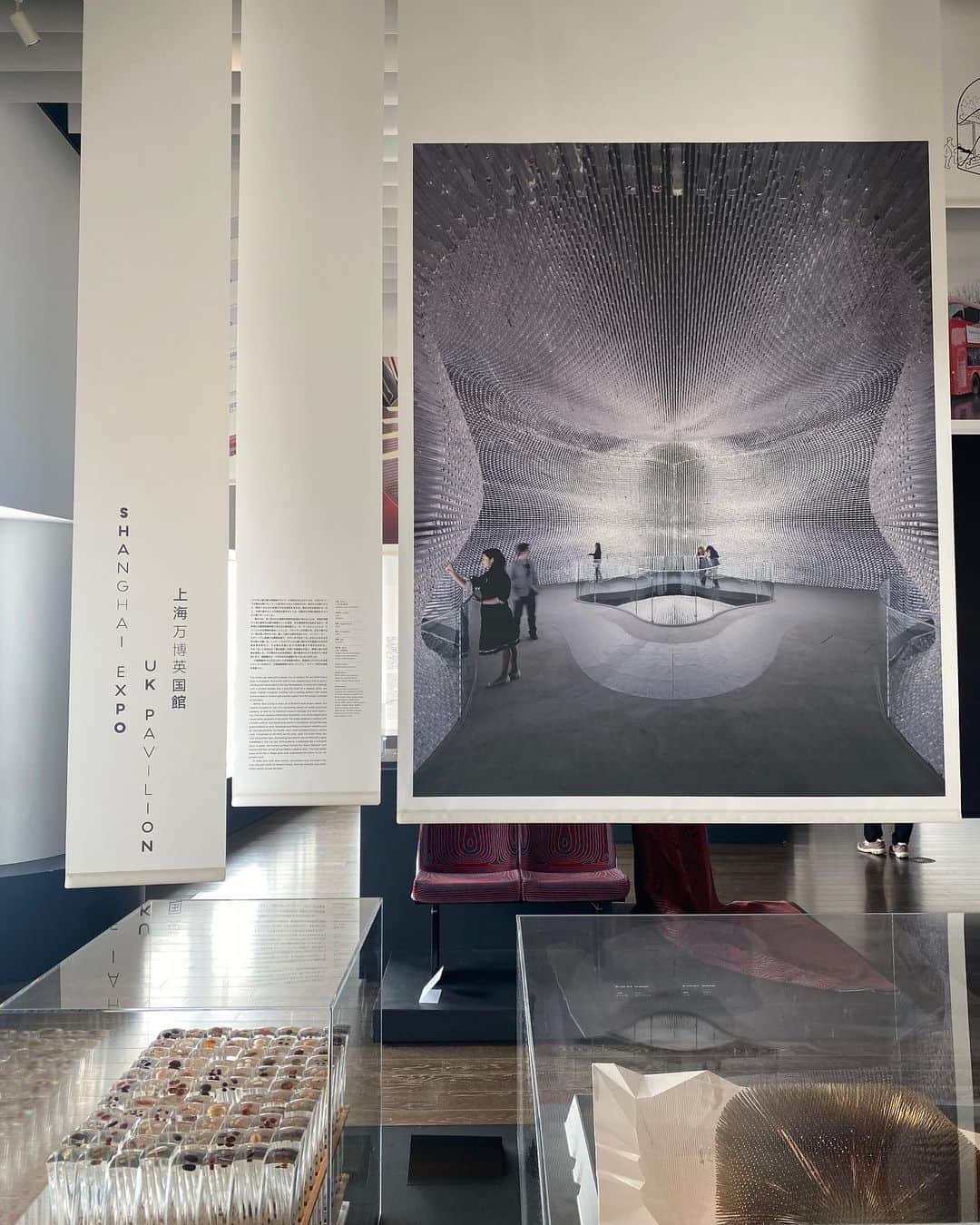 浅見姫香さんのインスタグラム写真 - (浅見姫香Instagram)「I went to the Heatherwick Studio exhibition. Heatherwick said in a TED talk, "I'd rather build a building that will last 1,000 years than a building that will last only 40 years." I think the buildings they design will leave a lasting impression even after 1,000 years.  Anyone who sees a building designed by them will say, "What is that building?" A space where there is nature, people gather, there are buildings, and everything coexists.  "Buildings and objects are just an excuse, or rather an invitation, for us all to come together and share the experience" Heatherwick told the magazine.  I strongly believe that different perspectives and thoughts will be created through the building. I was spinning in this chair over and over again. I want this at home.  ヘザウィック・スタジオ展へ。 「40年しか残らない建物よりも1000年後も残る建物を作りたい。」ヘザウィックがTEDトークでそうおっしゃっていた通り、この建物は1000年後も残るのではないかと思うくらいに、どの建物もインパクトが大きい。 「あの建物なに？」と建物を外観から見ると、誰もが好奇心を掻き立てられるに違いない。 自然があり、人が集まり、建物があり、全てが共存している空間。 「建物やオブジェは、体験を共有するための、口実、もしくは招待状のようなものに過ぎません」と雑誌にて語っていたが、建物を通して違った観点や思考が生み出されるに違いないと強く思う。 佇まいも洗礼されていて、とてもとても好きで、浸かっていたい空間。　  回る椅子で、何度も何度も回っちゃいました。 椅子だけど、椅子って言う概念が一旦無くなる。 これ、家に置きたい。  #heatherwickstudio」4月12日 7時22分 - himeka_asami_official