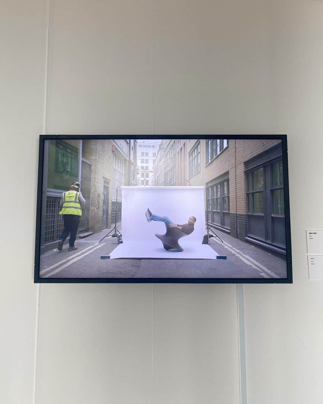 浅見姫香さんのインスタグラム写真 - (浅見姫香Instagram)「I went to the Heatherwick Studio exhibition. Heatherwick said in a TED talk, "I'd rather build a building that will last 1,000 years than a building that will last only 40 years." I think the buildings they design will leave a lasting impression even after 1,000 years.  Anyone who sees a building designed by them will say, "What is that building?" A space where there is nature, people gather, there are buildings, and everything coexists.  "Buildings and objects are just an excuse, or rather an invitation, for us all to come together and share the experience" Heatherwick told the magazine.  I strongly believe that different perspectives and thoughts will be created through the building. I was spinning in this chair over and over again. I want this at home.  ヘザウィック・スタジオ展へ。 「40年しか残らない建物よりも1000年後も残る建物を作りたい。」ヘザウィックがTEDトークでそうおっしゃっていた通り、この建物は1000年後も残るのではないかと思うくらいに、どの建物もインパクトが大きい。 「あの建物なに？」と建物を外観から見ると、誰もが好奇心を掻き立てられるに違いない。 自然があり、人が集まり、建物があり、全てが共存している空間。 「建物やオブジェは、体験を共有するための、口実、もしくは招待状のようなものに過ぎません」と雑誌にて語っていたが、建物を通して違った観点や思考が生み出されるに違いないと強く思う。 佇まいも洗礼されていて、とてもとても好きで、浸かっていたい空間。　  回る椅子で、何度も何度も回っちゃいました。 椅子だけど、椅子って言う概念が一旦無くなる。 これ、家に置きたい。  #heatherwickstudio」4月12日 7時22分 - himeka_asami_official