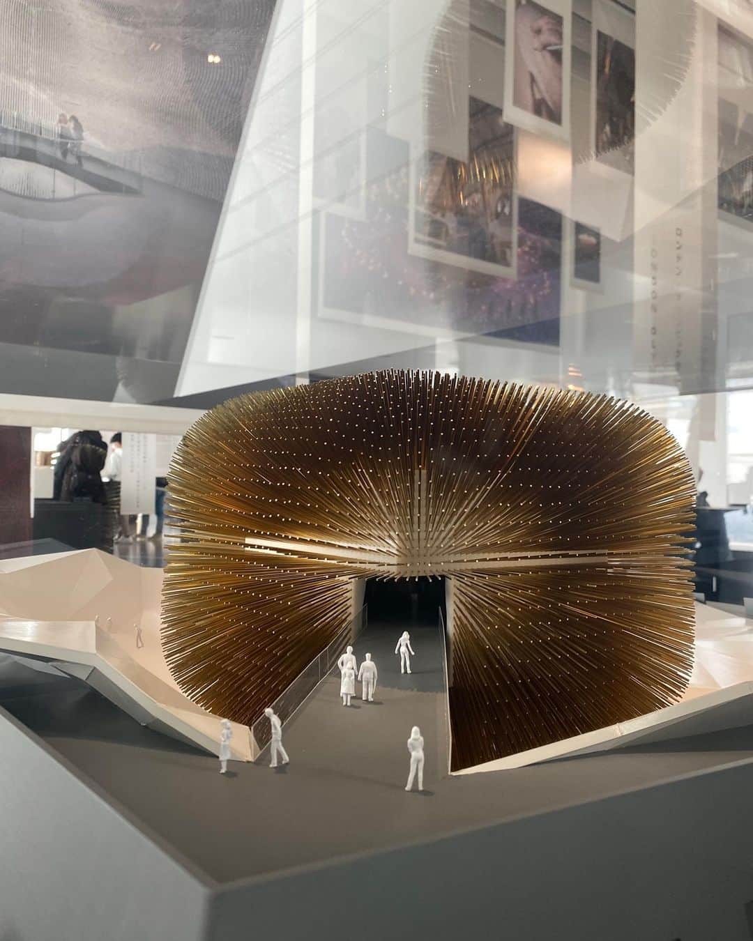 浅見姫香さんのインスタグラム写真 - (浅見姫香Instagram)「I went to the Heatherwick Studio exhibition. Heatherwick said in a TED talk, "I'd rather build a building that will last 1,000 years than a building that will last only 40 years." I think the buildings they design will leave a lasting impression even after 1,000 years.  Anyone who sees a building designed by them will say, "What is that building?" A space where there is nature, people gather, there are buildings, and everything coexists.  "Buildings and objects are just an excuse, or rather an invitation, for us all to come together and share the experience" Heatherwick told the magazine.  I strongly believe that different perspectives and thoughts will be created through the building. I was spinning in this chair over and over again. I want this at home.  ヘザウィック・スタジオ展へ。 「40年しか残らない建物よりも1000年後も残る建物を作りたい。」ヘザウィックがTEDトークでそうおっしゃっていた通り、この建物は1000年後も残るのではないかと思うくらいに、どの建物もインパクトが大きい。 「あの建物なに？」と建物を外観から見ると、誰もが好奇心を掻き立てられるに違いない。 自然があり、人が集まり、建物があり、全てが共存している空間。 「建物やオブジェは、体験を共有するための、口実、もしくは招待状のようなものに過ぎません」と雑誌にて語っていたが、建物を通して違った観点や思考が生み出されるに違いないと強く思う。 佇まいも洗礼されていて、とてもとても好きで、浸かっていたい空間。　  回る椅子で、何度も何度も回っちゃいました。 椅子だけど、椅子って言う概念が一旦無くなる。 これ、家に置きたい。  #heatherwickstudio」4月12日 7時22分 - himeka_asami_official