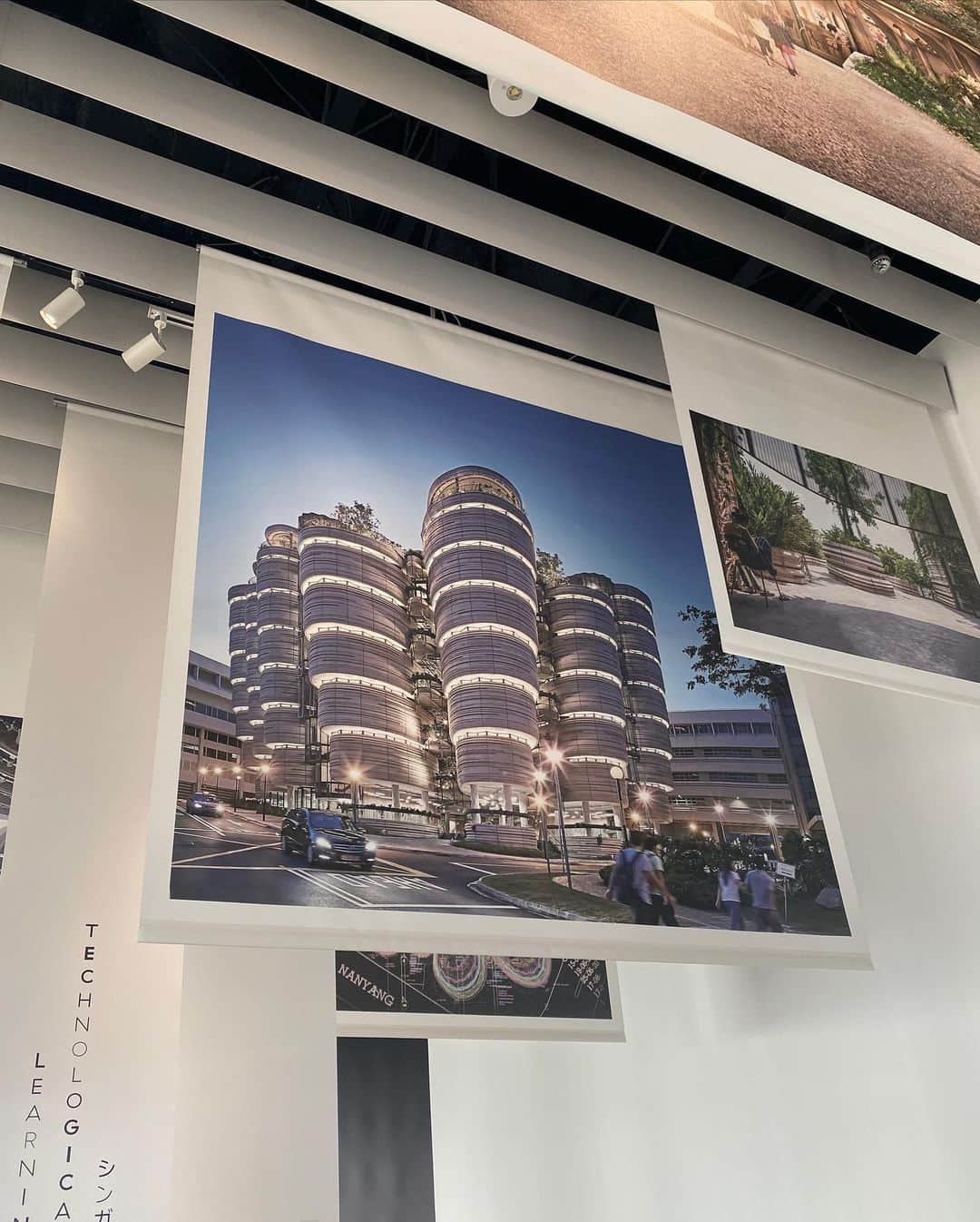 浅見姫香さんのインスタグラム写真 - (浅見姫香Instagram)「I went to the Heatherwick Studio exhibition. Heatherwick said in a TED talk, "I'd rather build a building that will last 1,000 years than a building that will last only 40 years." I think the buildings they design will leave a lasting impression even after 1,000 years.  Anyone who sees a building designed by them will say, "What is that building?" A space where there is nature, people gather, there are buildings, and everything coexists.  "Buildings and objects are just an excuse, or rather an invitation, for us all to come together and share the experience" Heatherwick told the magazine.  I strongly believe that different perspectives and thoughts will be created through the building. I was spinning in this chair over and over again. I want this at home.  ヘザウィック・スタジオ展へ。 「40年しか残らない建物よりも1000年後も残る建物を作りたい。」ヘザウィックがTEDトークでそうおっしゃっていた通り、この建物は1000年後も残るのではないかと思うくらいに、どの建物もインパクトが大きい。 「あの建物なに？」と建物を外観から見ると、誰もが好奇心を掻き立てられるに違いない。 自然があり、人が集まり、建物があり、全てが共存している空間。 「建物やオブジェは、体験を共有するための、口実、もしくは招待状のようなものに過ぎません」と雑誌にて語っていたが、建物を通して違った観点や思考が生み出されるに違いないと強く思う。 佇まいも洗礼されていて、とてもとても好きで、浸かっていたい空間。　  回る椅子で、何度も何度も回っちゃいました。 椅子だけど、椅子って言う概念が一旦無くなる。 これ、家に置きたい。  #heatherwickstudio」4月12日 7時22分 - himeka_asami_official